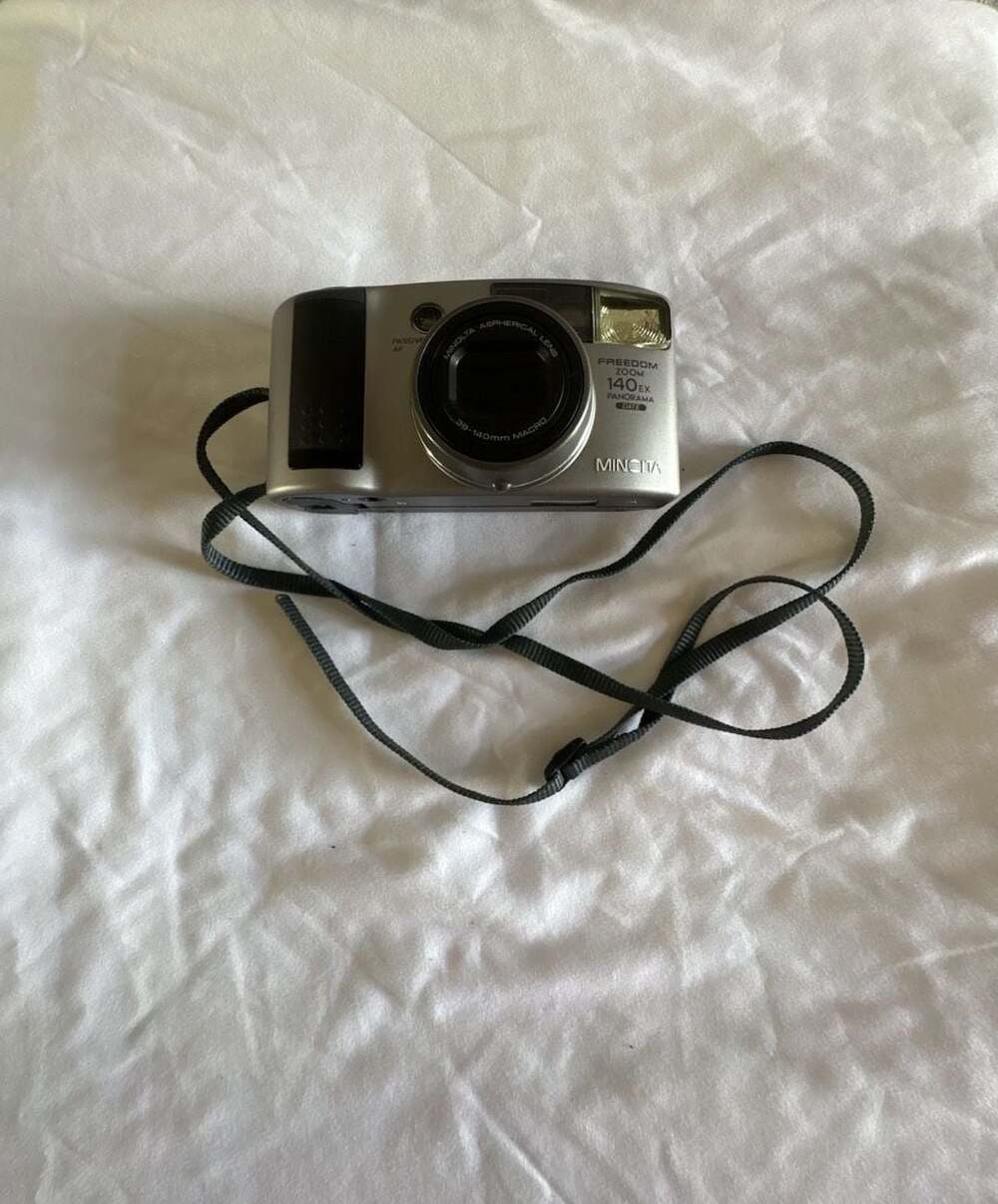 Minolta Freedom Zoom 140EX Panorama Date 35mm Film Camera with Strap